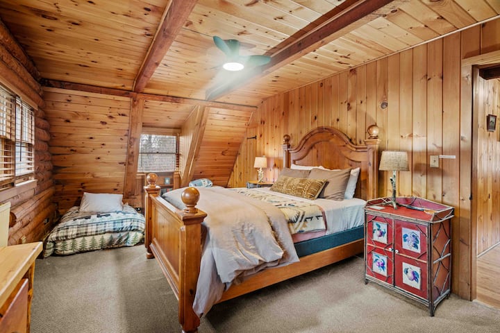 Spavaća soba 2 ima bračni krevet (širine 150 – 179 cm) i 2 podne ležajeve koji se mogu pretvoriti u krevet za jednu osobu.                                                         