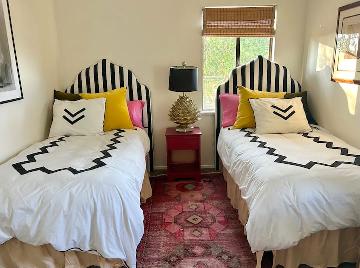 Спална соба бр. 2, двокреветната спална соба има супер удобни кревети, гардеробер и стол и голем плакар. 