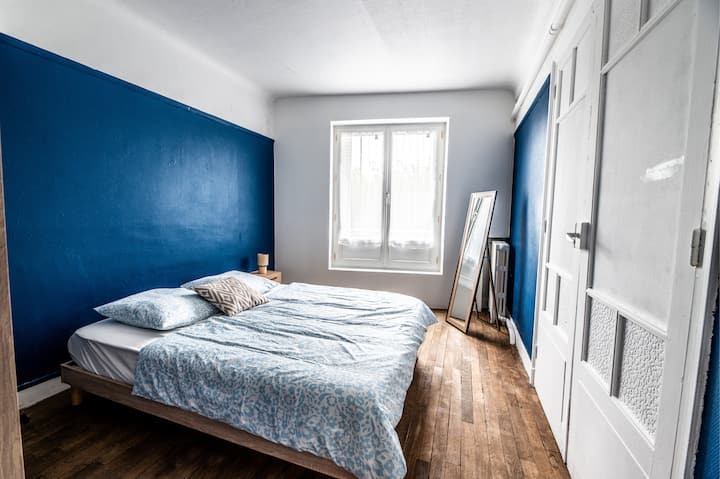 Dhomë elegante me mur të thellë blu ⚓ dhe parket të ngrohtë prej druri. Krevat dopio i rehatshëm️, çarçafë të rregullt dhe pasqyrë me gjatësi të plotë për më shumë prakticitet. Një hapësirë e ndritshme dhe e rehatshme, ideale për t 'u çlodhur në qetësi.