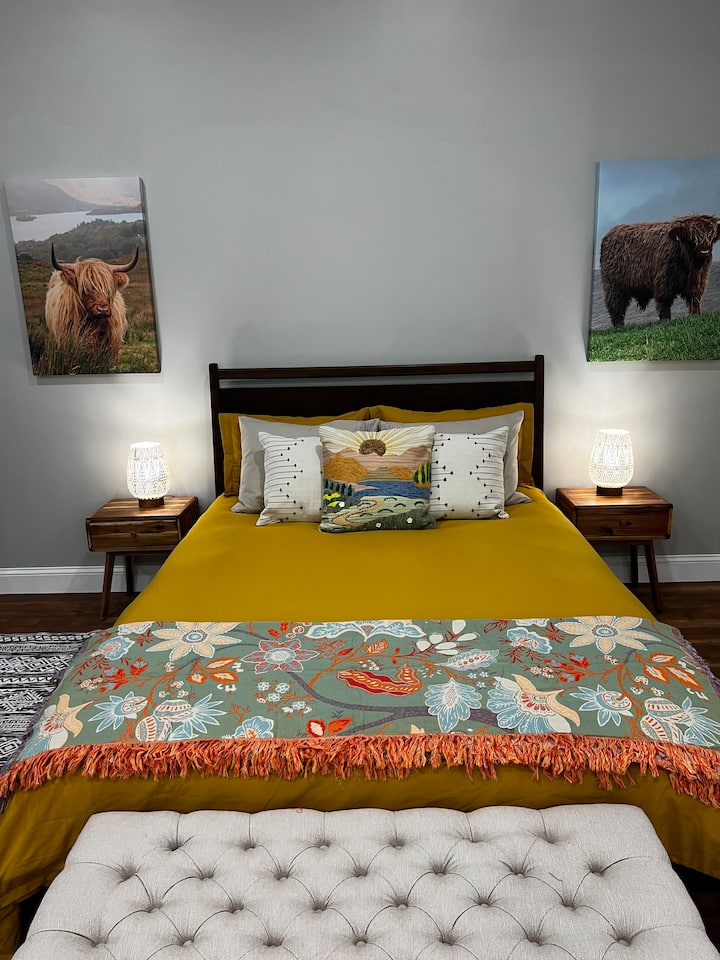 Cama tamaño queen muy cómoda con ropa de cama de alta gama.