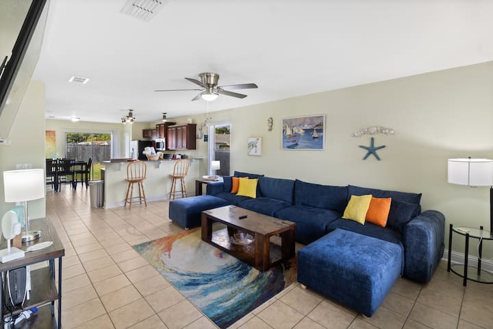 Beach Retreat W/ Pool Table + Smart Tvs - 나바르