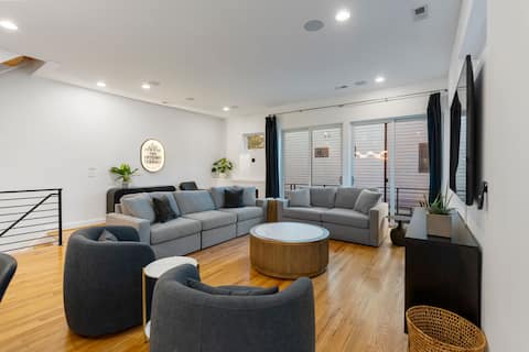 Top performing Airbnb: Amazing Rooftop, WALK to BOA stadium, 2 car garage in Third Ward