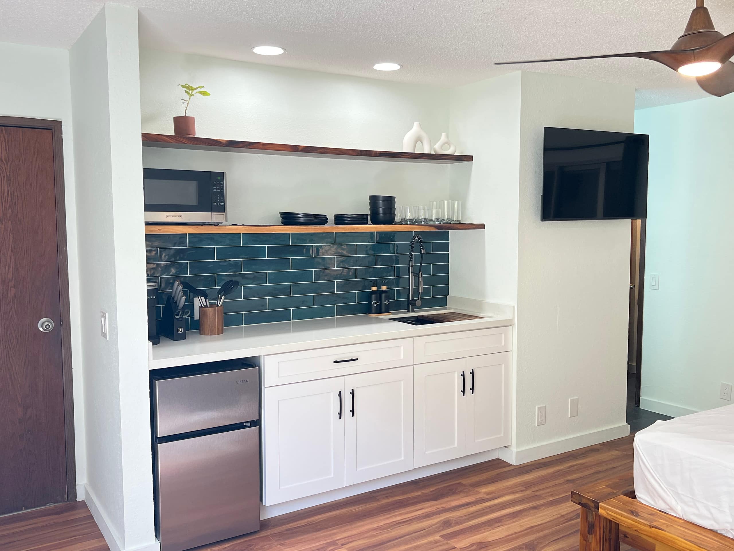 NEW Moana Retreat Studio AC, Hot Tub & Kitchenette - Photo 9