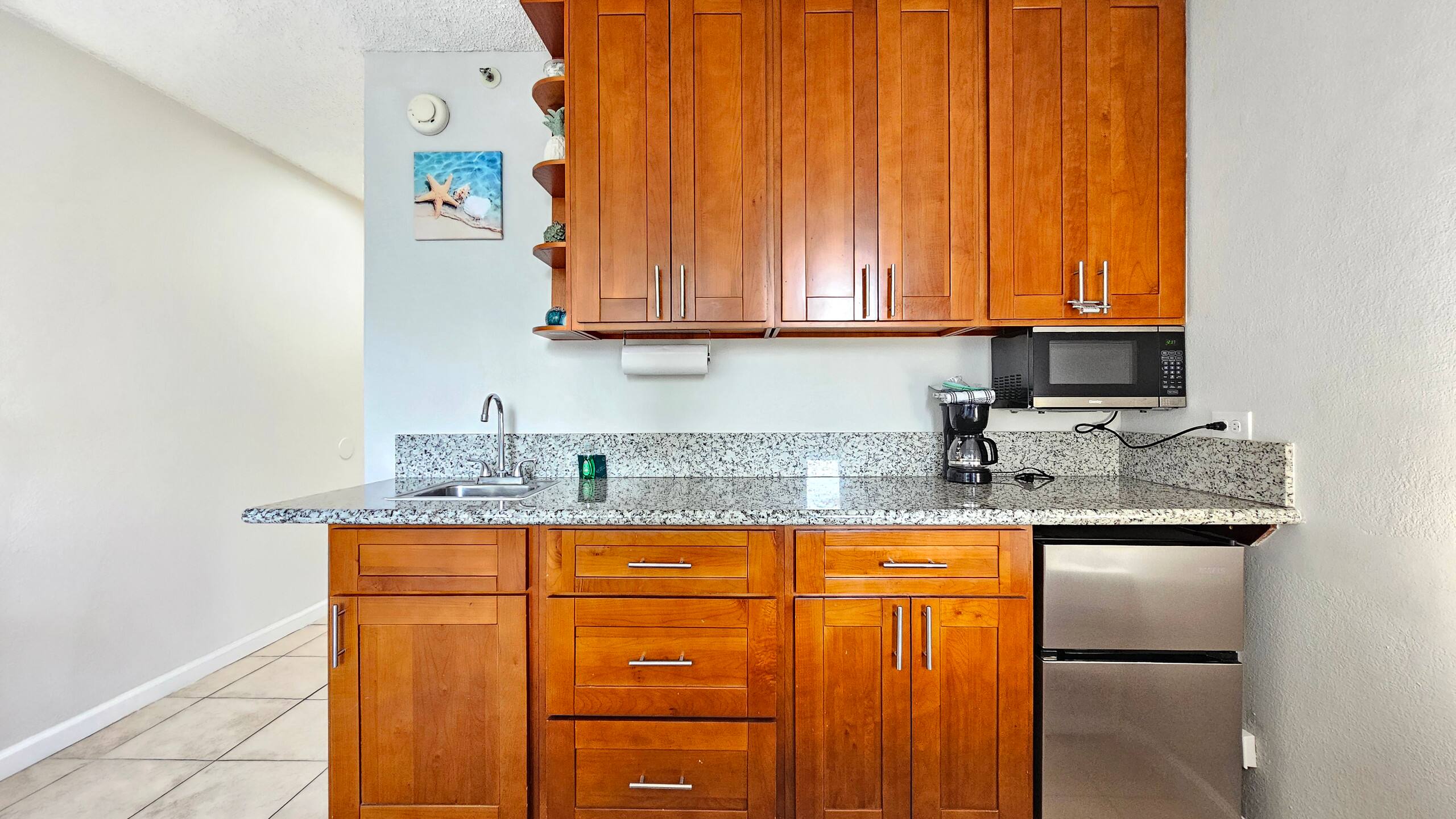 Chic Waikīkī Grand Studio | Lanai, Pool, Kitchen - Image 4