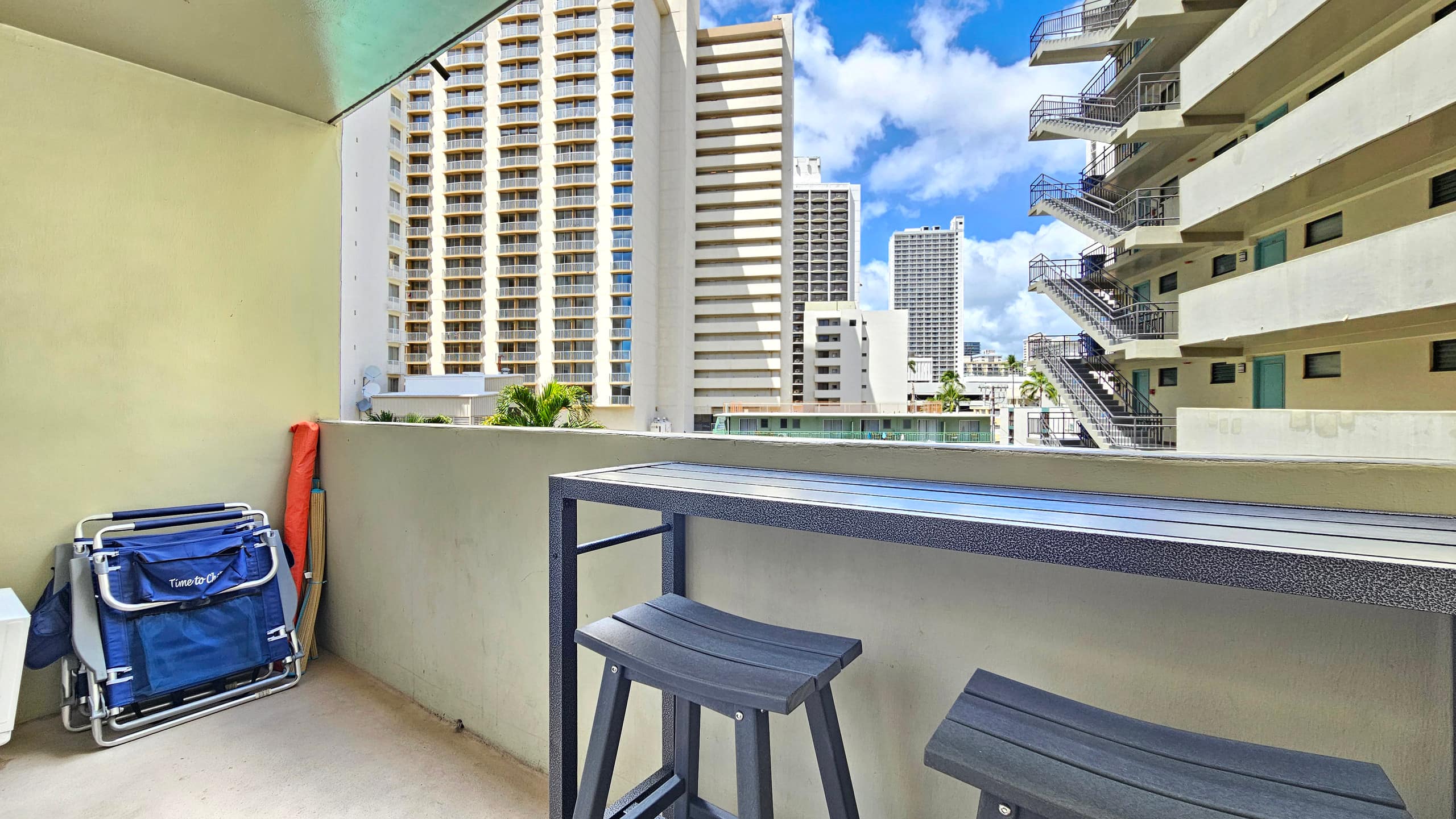 Chic Waikīkī Grand Studio | Lanai, Pool, Kitchen - Image 21