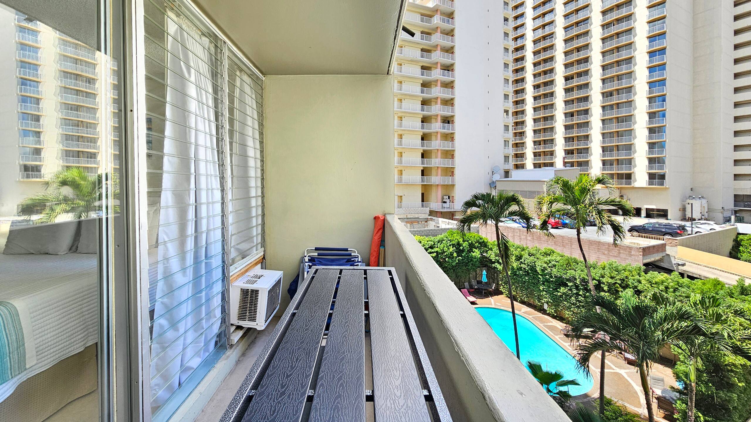 Chic Waikīkī Grand Studio | Lanai, Pool, Kitchen - Image 20