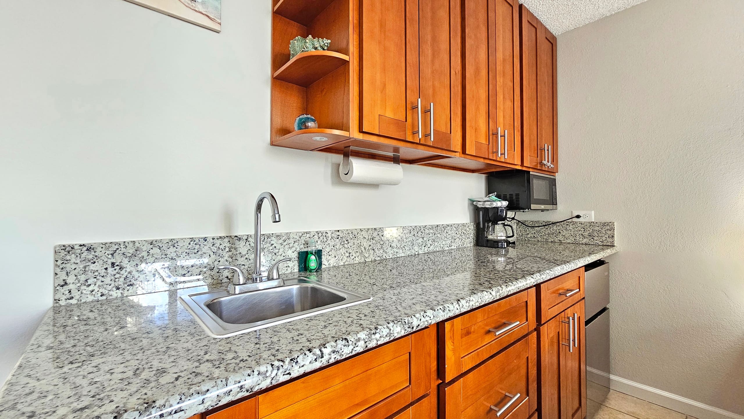 Chic Waikīkī Grand Studio | Lanai, Pool, Kitchen - Image 3