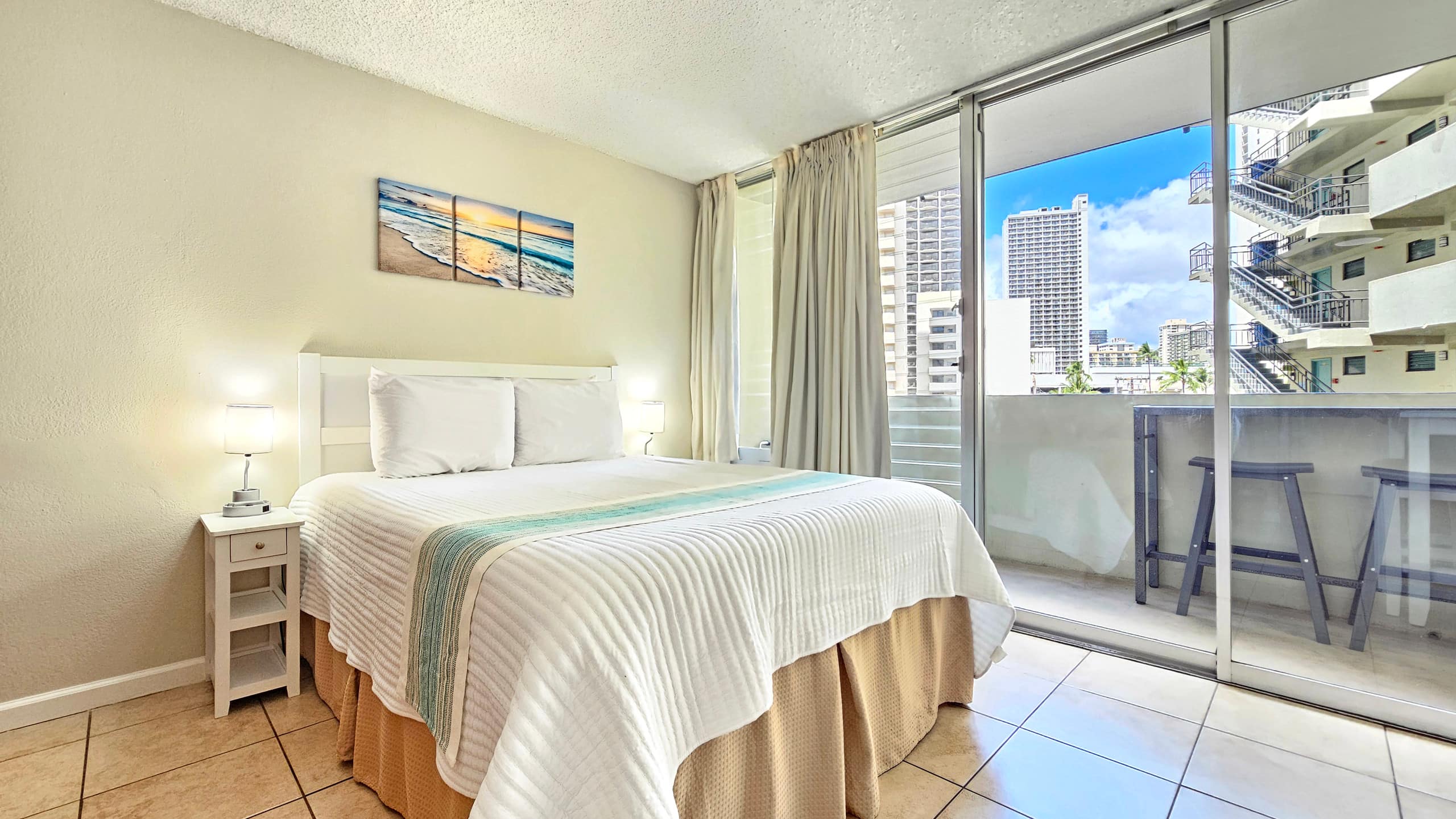 Chic Waikīkī Grand Studio | Lanai, Pool, Kitchen - Image 2