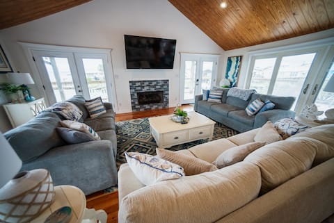 Popular Airbnb listing: Waterfront Home with Private Dock and Golf Cart in Mobile