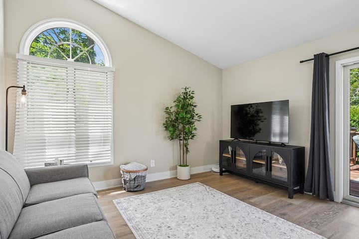 Sleeps 7 | King Suite | Bar +Game Room | Bunk Beds - Ankeny, IA