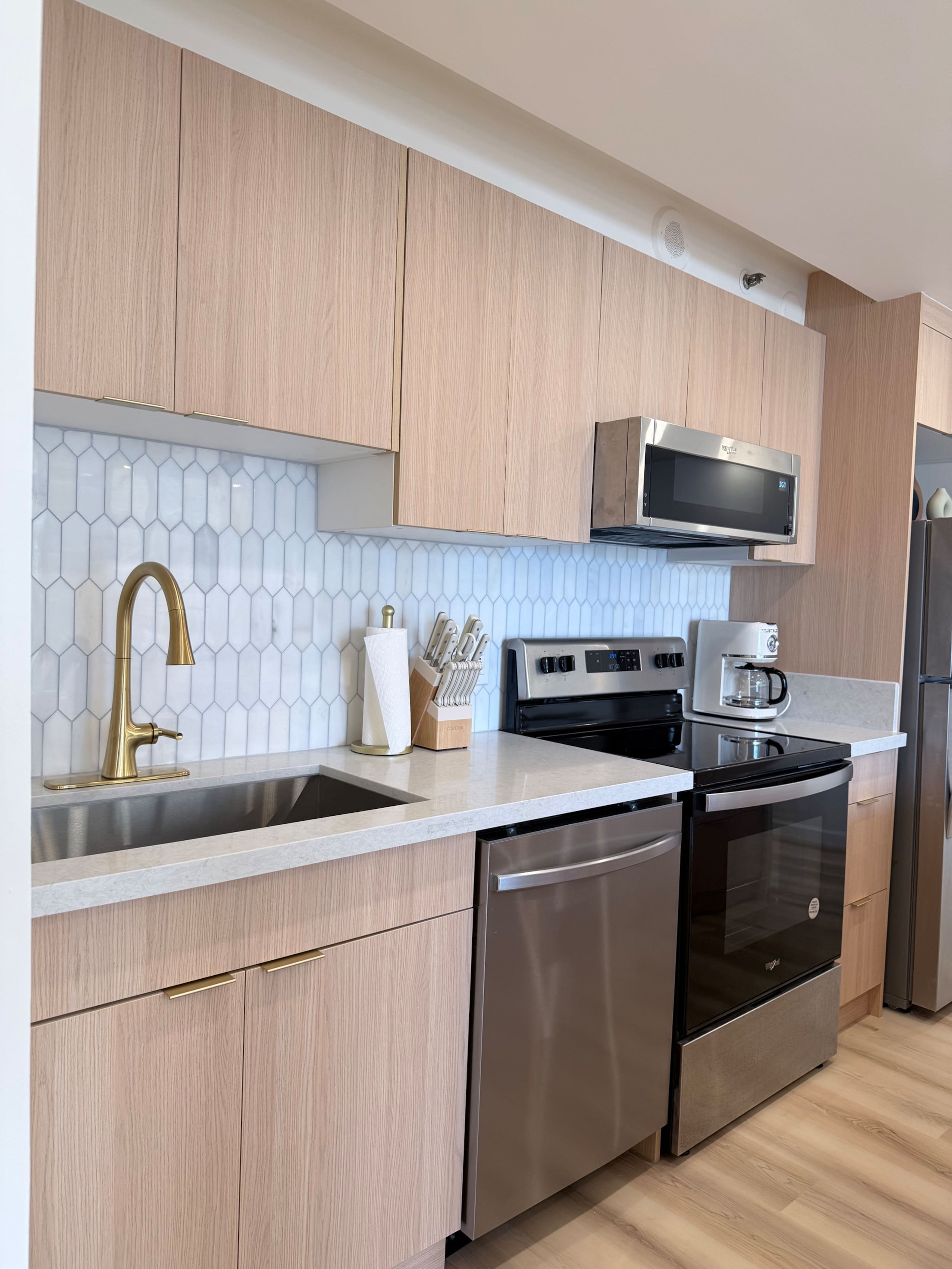 Wake Up to Ocean Views! 2queen Apt w/ Free Parking - Image 11