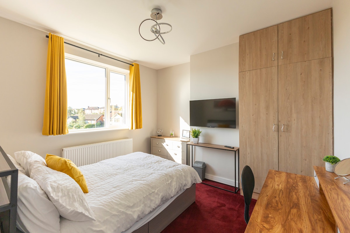 “Habitación doble luminosa y cómoda para una noche de sueño tranquilo”.