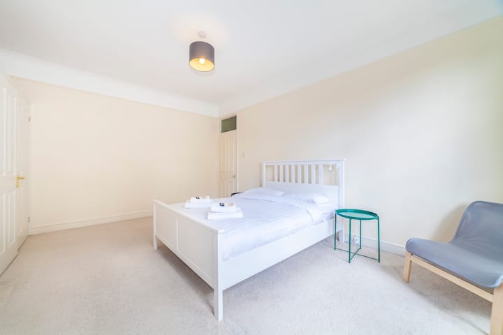 Classica e serena, la camera da letto è dotata di un lussuoso letto king-size con lenzuola fresche e ampio spazio per rilassarsi.