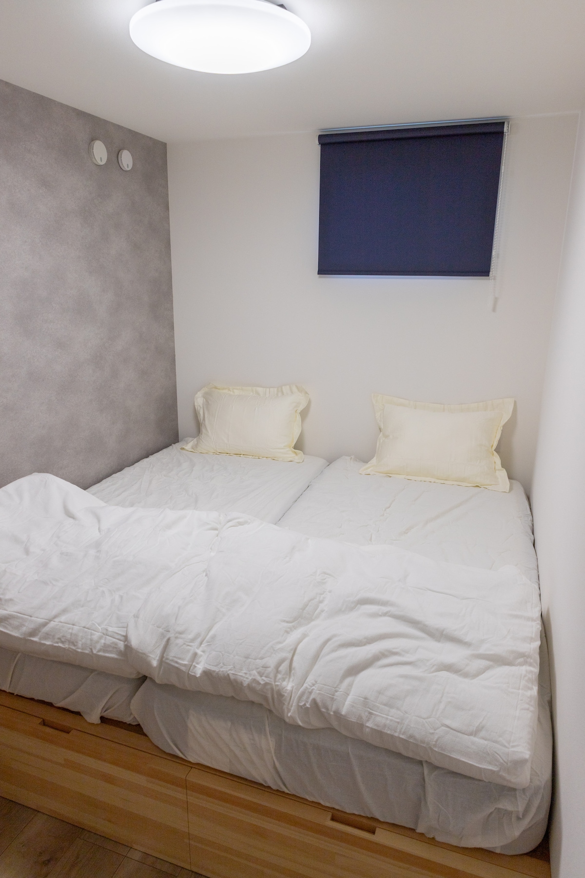 シングル×２

あわせるとキングサイズになるベットは
ご夫婦やお子様と寝てもゆったりできます