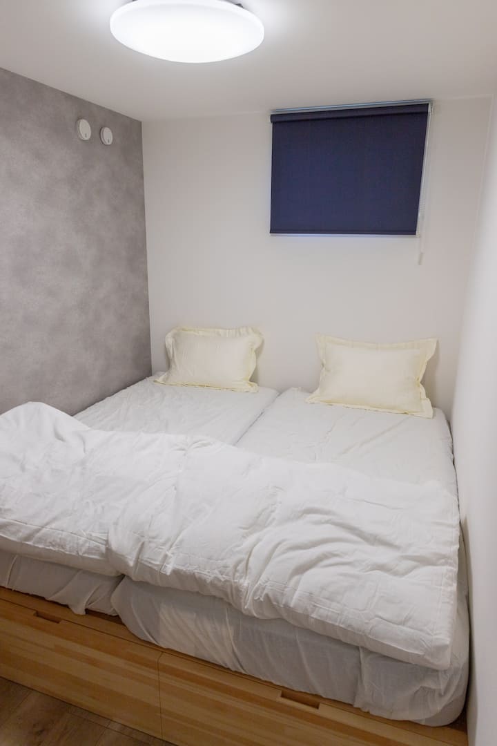 シングル×２

あわせるとキングサイズになるベットは
ご夫婦やお子様と寝てもゆったりできます