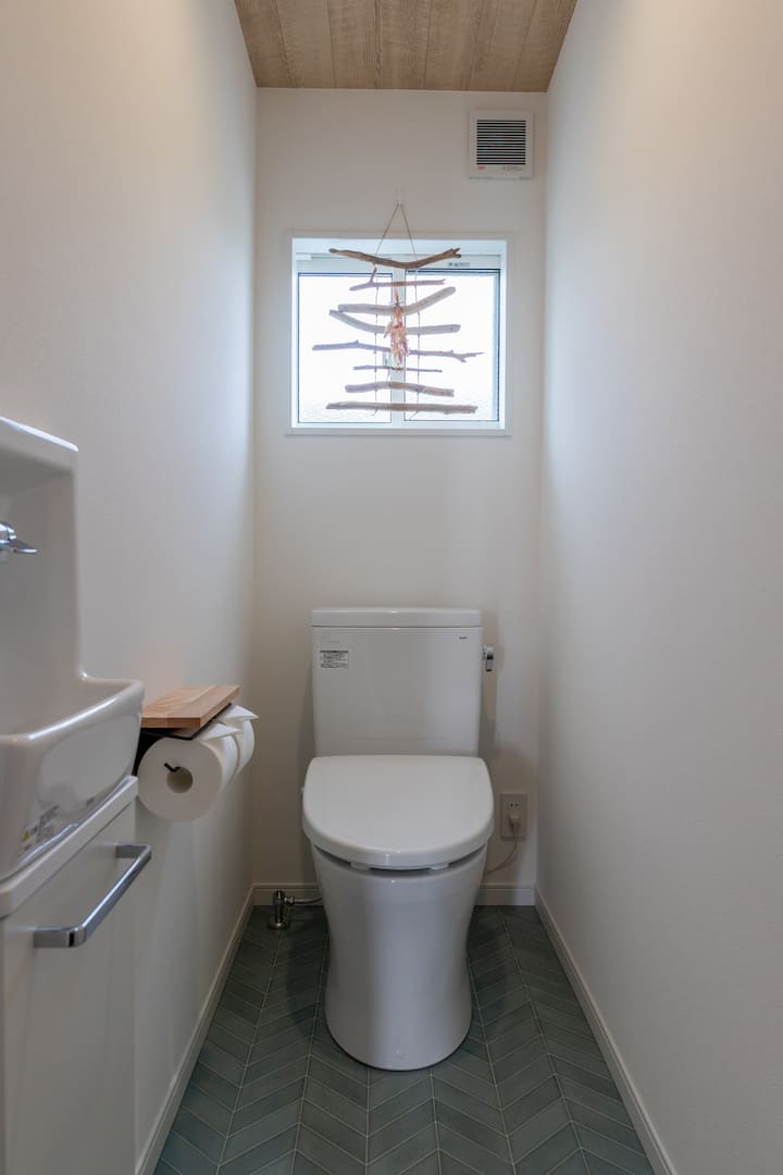 柔らかな光が差し込む清潔感のあるトイレ