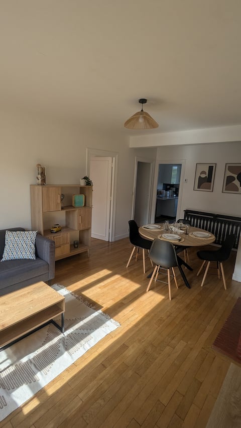 Top performing Airbnb: Cozy Apartment in the Center, 2 Bedrooms in Fougères