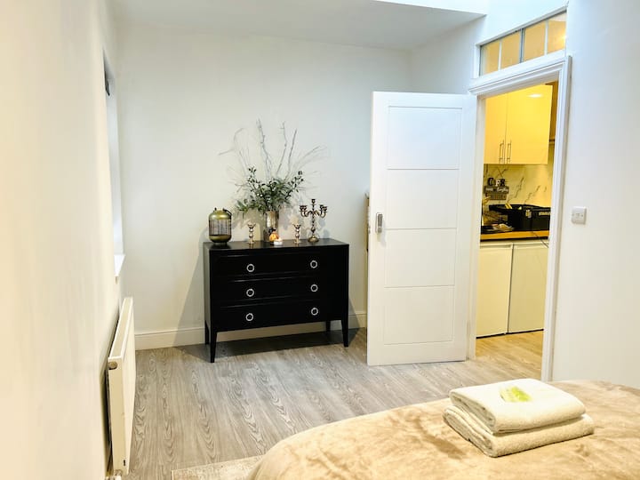 Descansa tranquilamente en un dormitorio relajante con texturas suaves, ropa de cama acogedora y detalles cuidados que crean un ambiente relajante y acogedor.