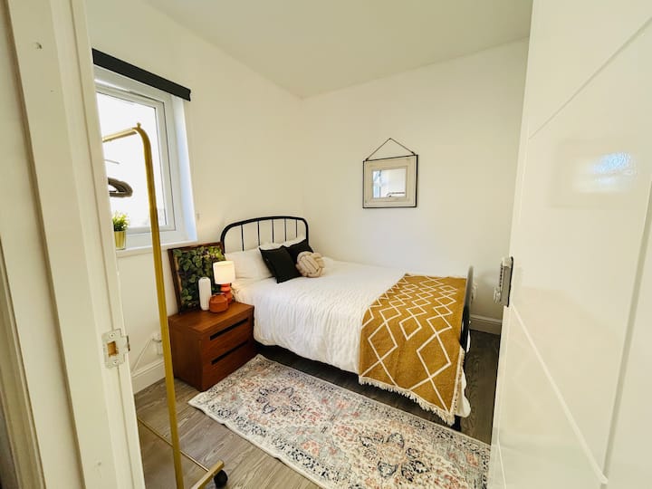 Retírate a este dormitorio bellamente decorado que ofrece ropa de cama acogedora, decoración elegante y un ambiente tranquilo adaptado para un descanso y relajación completos.