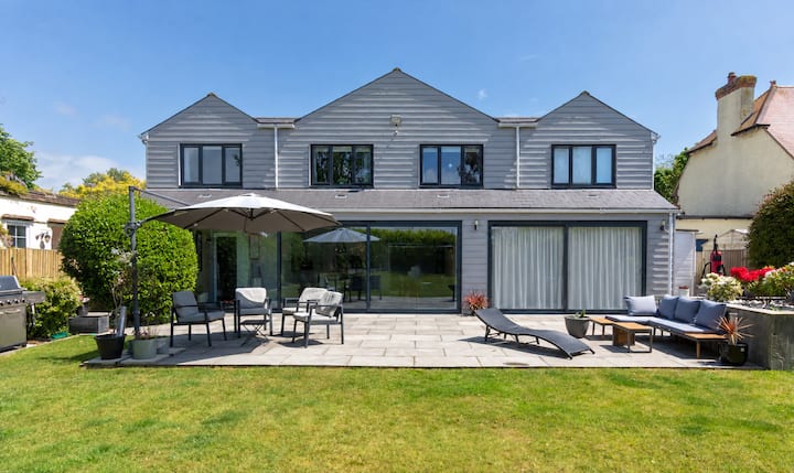 Spacious Coastal Retreat In Folkestone | Sleeps 12 - Folkestone