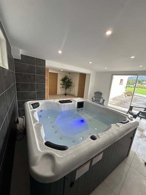New Gîte near Gérardmer, Jacuzzi 12 people