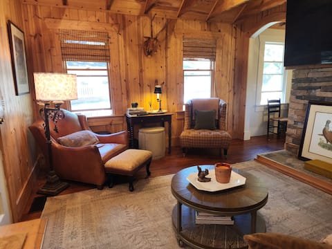 Successful Airbnb property: Walkable Retreat Delivers Charm, Comfort and Views in Clayton
