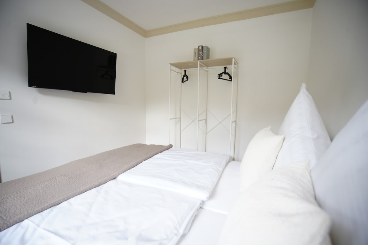 Cama tamaño king acogedora y televisor inteligente