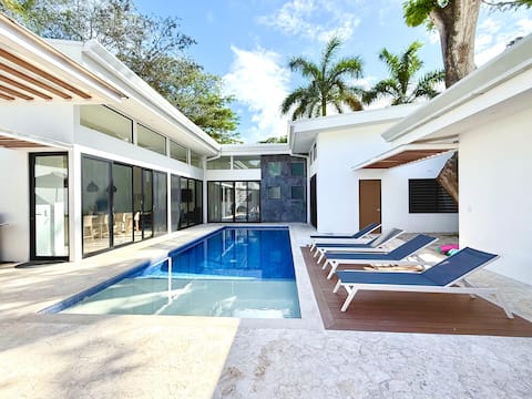 NewListing Large Pool walk to restaurants &beach