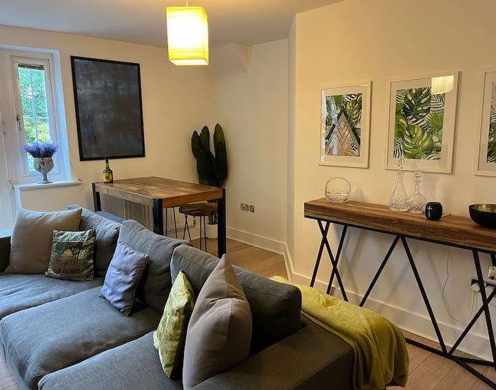 Reigate Penthouse: Top Floor, 2 Bed, 2 Bath - Redhill