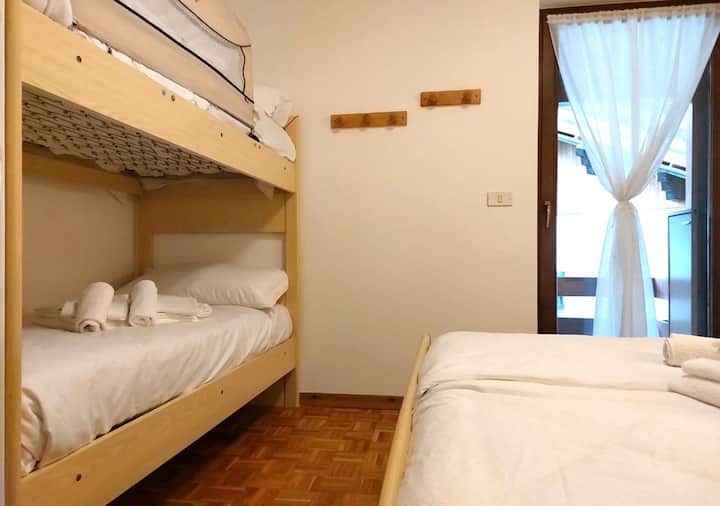 Habitación luminosa con cama doble, litera compacta (170 cm) perfecta para niños o adolescentes y un amplio armario para mantenerlo todo ordenado. Espacios bien distribuidos y ambiente es relajante, ideal para familias.