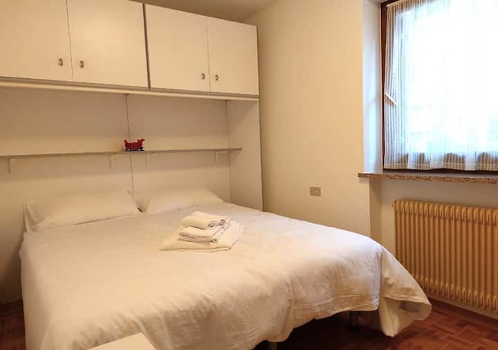 El segundo dormitorio cuenta con una cómoda cama doble, un amplio armario y un espacio bien distribuido que invita a relajarse después de un día en la montaña. Funcional, luminoso y acogedor.