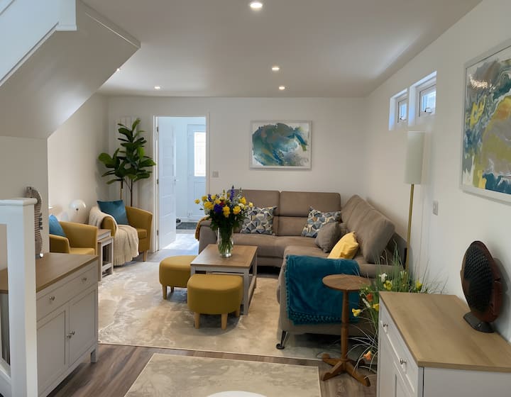 Stylish Cottage On The Avenue, Sark’s Vibrant Hub - ガーンジー島