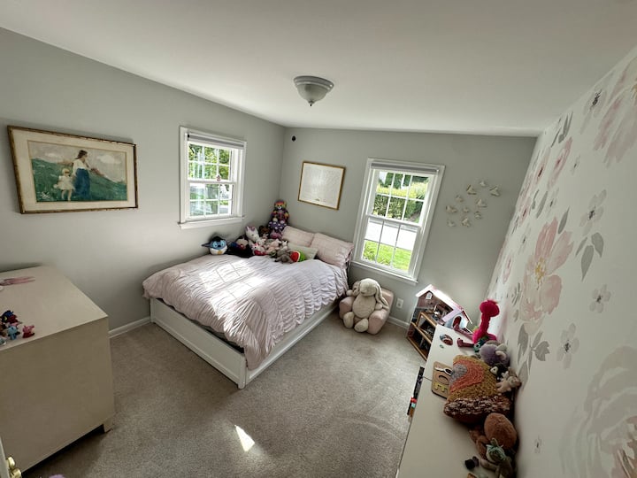 Inclusief een apart "uitklapbaar bed" dat onder het grotere bed uit schuift (zie foto)