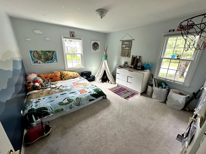 Slaapkamer met kingsize bed