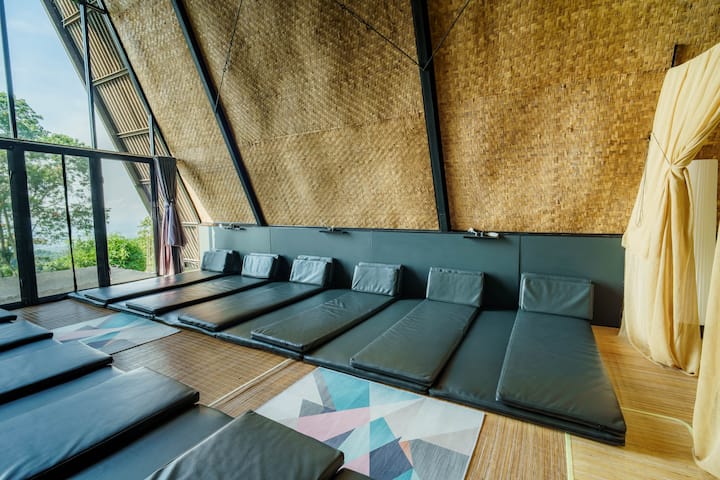 Veľká spoločná spálňa s 20 matracmi, z ktorých každý je vybavený vankúšmi a prikrývkami. Vybavené elektrickými zásuvkami, nočnými lampičkami a útulným usporiadaním, ideálne pre skupinové pobyty alebo rodinné stretnutia. 2 samostatné haly, každá pre 10 osôb 