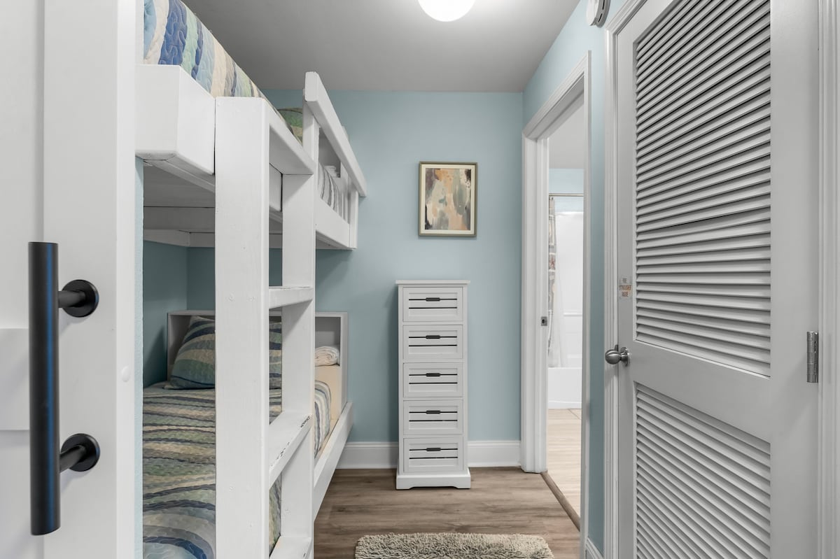 Coin avec lits superposés privés et porte de grange