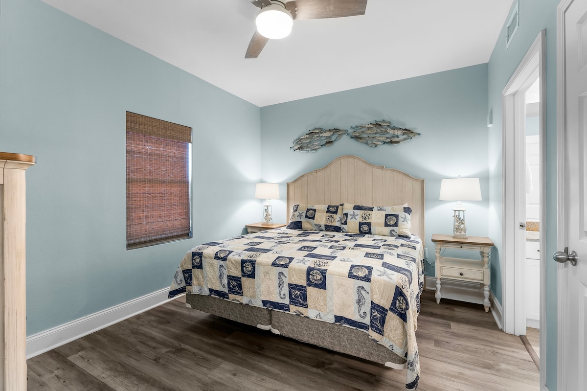 Suite principale avec lit « king » et accès direct à la salle de bain attenante.