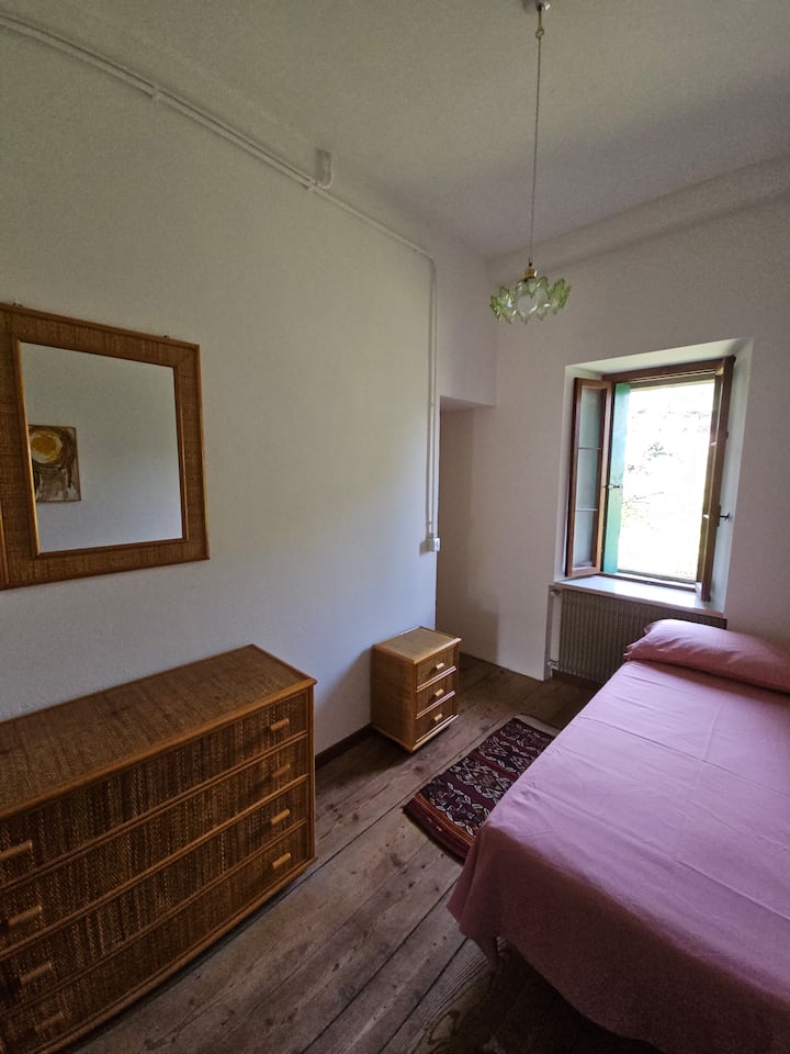 החדר הפרטי הפשוט והנעים הזה מרוהט בטעם טוב ובמגע טבעי.