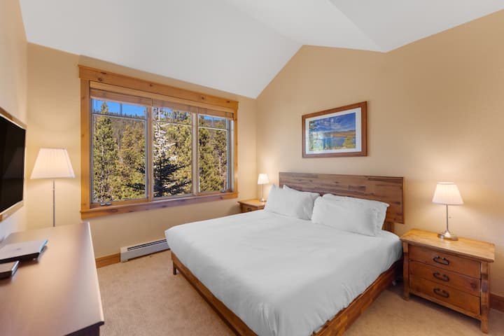 Მეორე ძირითად საძინებელში არის დიდი ზომის საწოლი, დამონტაჟებული ტელევიზორი და ფლიგელის სააბაზანო. 