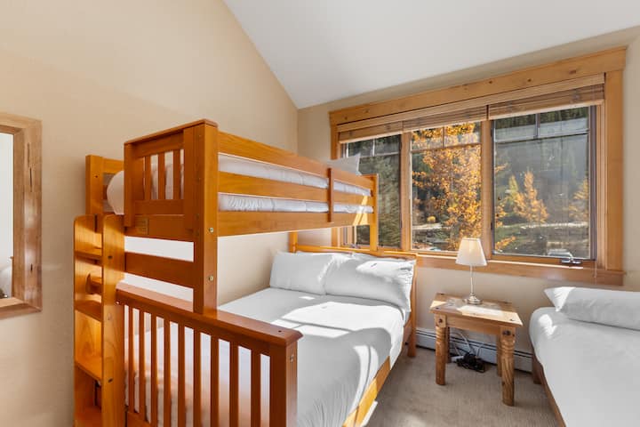 Სტუმრების საძინებელში არის ორადგილიანი სრული ორსართულიანი საწოლი და დამატებითი ორადგილიანი საწოლი. 