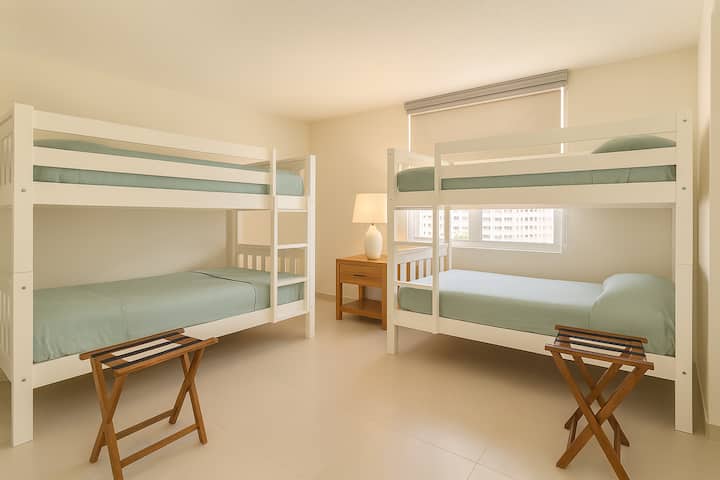 בחדר השינה של הילדים יש מיטות קומתיים כפולות שכל ילד נהנה מהן.  לתשומת ליבכם, זו איור שנועד להראות איך החדר ייראה עם הריהוט, התאורה והצבע החדשים שלנו.