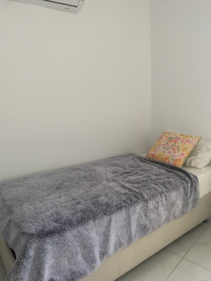 Ky është një krevat tek për një person, si dhe një tavolinë pune për një person që ka nevojë për pak hapësirë zyre 