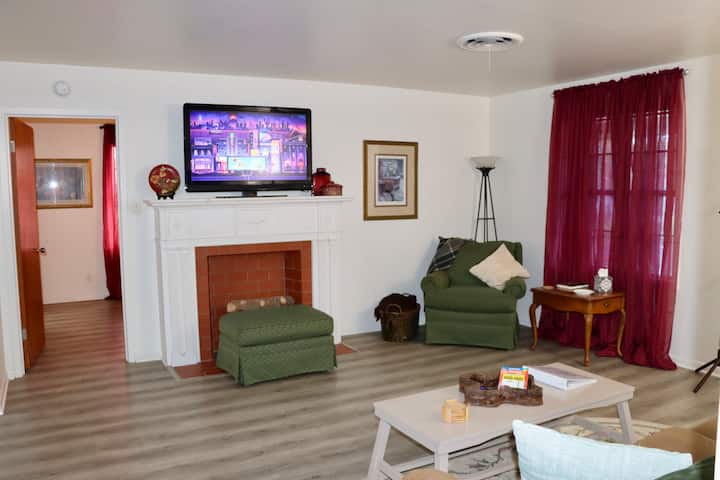 Grace Place, Cozy Two-bedroom One Bath House. - Clifton, TX
