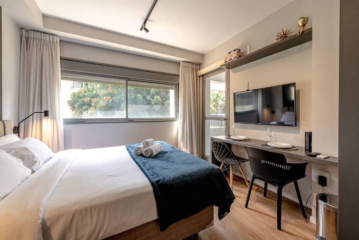 Udobna spavaća soba s bračnim krevetom, opremljena zavjesama za zamračivanje za miran san. Uz klima-uređaj i veliki televizor, nudi maksimalnu udobnost za vaš boravak.