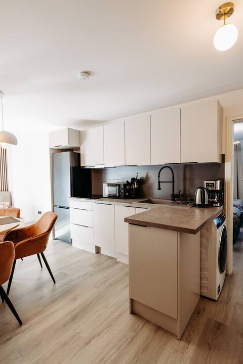 3 Bedroom | 7 bed | New Modern Apartment | [2]