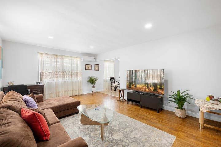 Spacious Burbank 2-bdrm House Close To Everything - Burbank, CA