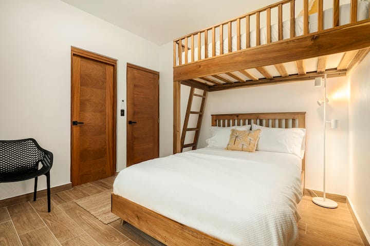 Letto matrimoniale + letto a castello, smart TV, bagno privato, ideale per i compagni di surf o i bambini.
