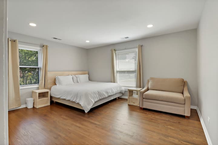 Táto spálňa má drevený rám postele s manželskou posteľou a malý gauč, ktorý sa dá rozložiť na dve samostatné lôžka. Táto kombinácia ponúka pohodlie a flexibilitu, ideálne na ubytovanie ďalších hostí.