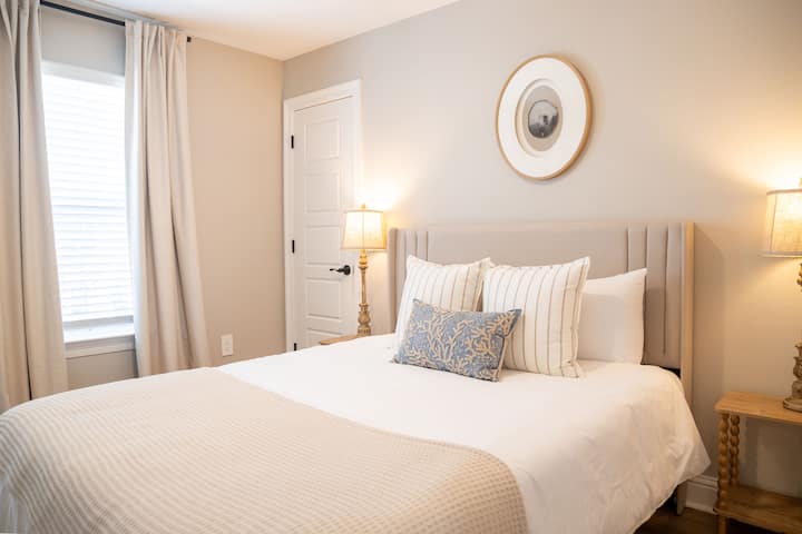 Quarto de hóspedes um com cama queen size e Smart TV