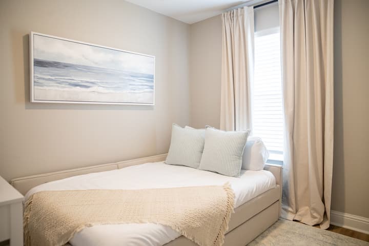 Quarto de hóspedes #2 com cama de casal e cama de solteiro e Smart TV